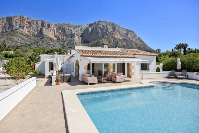 4-Bedroom Montgo villa on a large, flat & quiet plot - View 3