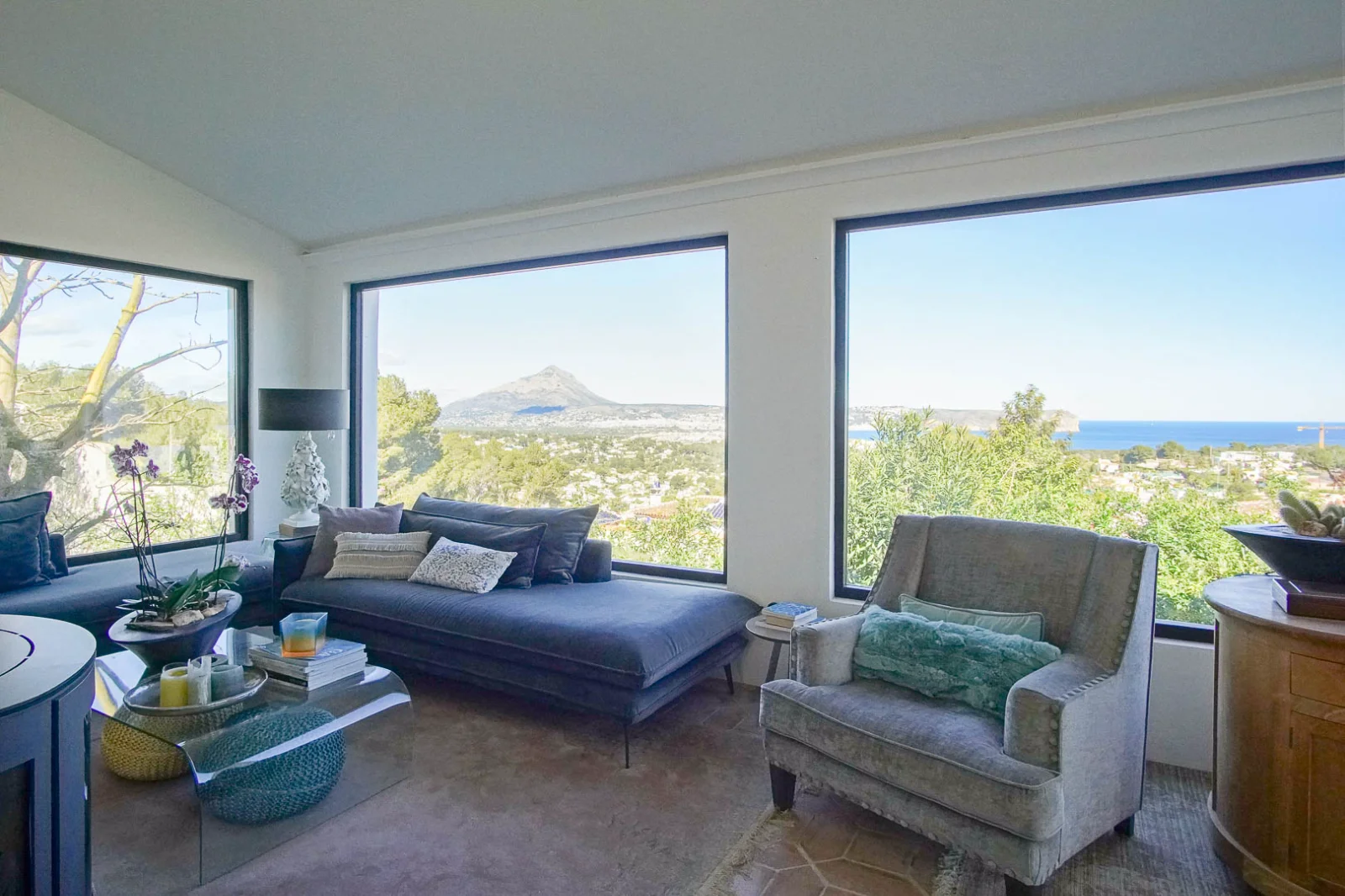 Rustikal modernisierte Villa mit Panorama-Meer- und Bergblick - View 2
