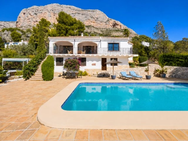 Südausgerichtete Villa in Jávea mit Panoramablick, privatem Pool, Garage und Außenküche mit Bar - Main