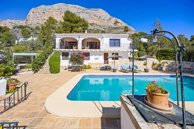 Südausgerichtete Villa in Jávea mit Panoramablick, privatem Pool, Garage und Außenküche mit Bar - View 3