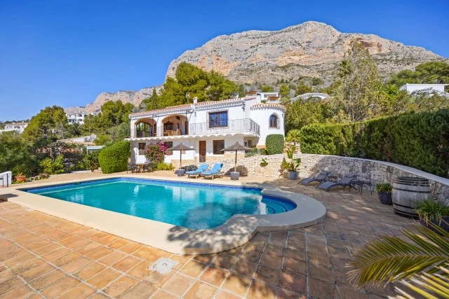 Südausgerichtete Villa in Jávea mit Panoramablick, privatem Pool, Garage und Außenküche mit Bar - View 2